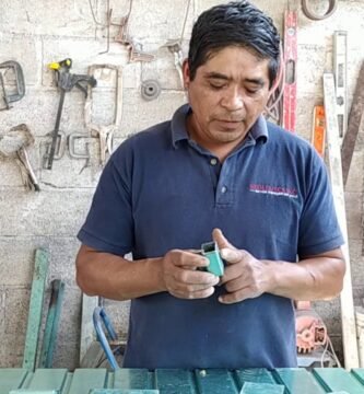 ¿Qué materiales se usan para una puerta de metal?