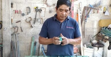 ¿Qué materiales se usan para una puerta de metal?
