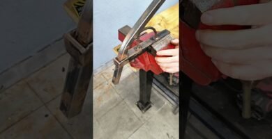 bricolaje con tubos de metal usando herramientas básicas