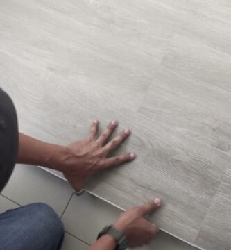 colocación de pisos flotantes en casas de campo en la sierra peruana