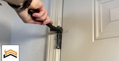 cómo arreglar puertas desalineadas con materiales reciclados