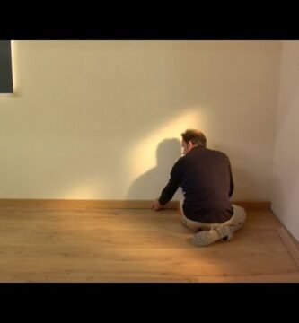 cómo colocar zócalos de forma sencilla en casas de dos pisos