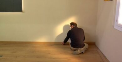 cómo colocar zócalos de forma sencilla en casas de dos pisos