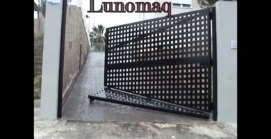 cómo instalar una puerta de metal en exteriores en terrenos inclinados