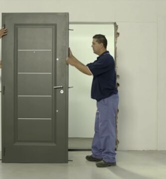 cómo instalar una puerta de metal en exteriores en zonas de alta humedad