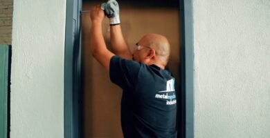 cómo instalar una puerta de metal en exteriores en zonas urbanas