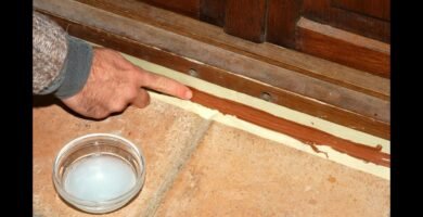 cómo sellar ventanas antiguas para evitar filtraciones en terrenos inclinados